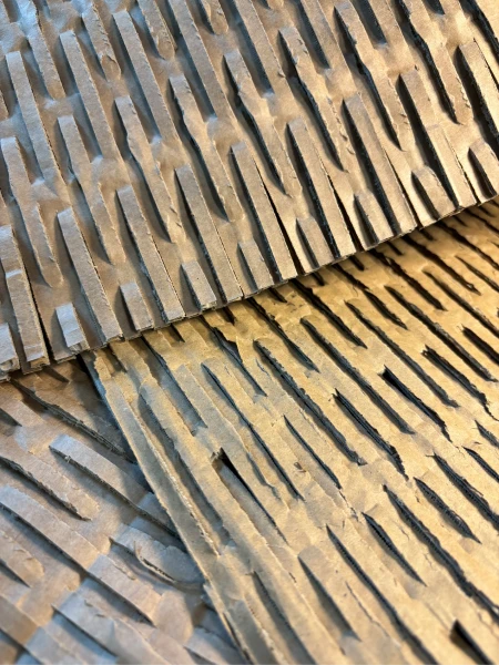 Detail kartonové výplně ze skartovačky