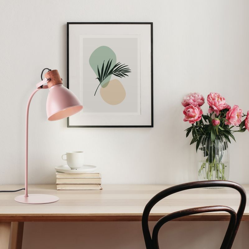 Brilliant 94555/04 ERENA - Industriální stolní lampa se dřevěným prvkem, pastelově růžová, 1 x E27, 52cm