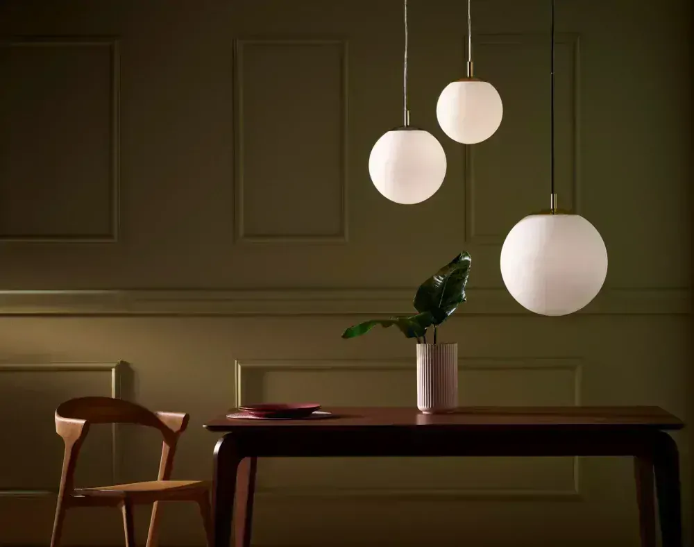 Kaspa 10727105 ALUR M - Závěsné svítidlo s kulatým skleněným stínidlem, zlaté prvky, 1 x E27, Ø 30cm