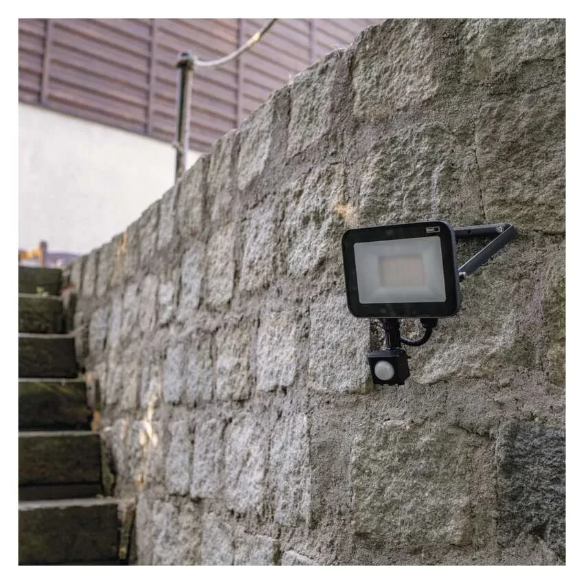 Emos ZS2722 INOVO - LED venkovní reflektor s čidlem v antracitové barvě, 20W, 2200lm, 4000K, IP65